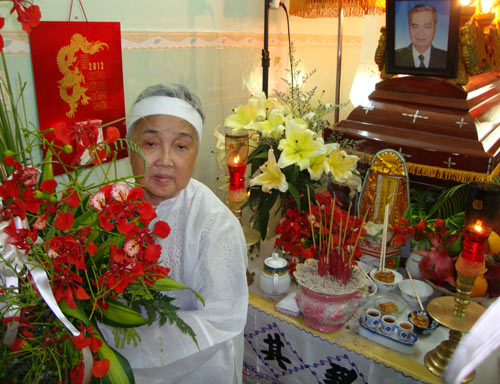 [Hình ảnh] Bà Hương nâng niu lẵng hoa phượng đặt bên cạnh quan tài của nhạc sĩ Thanh Sơn | Thanh Sơn & Những sáng tác để đời