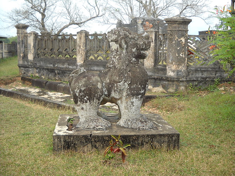 Sư tử đá của Chăm Pa tại thành Vijaya vẫn còn